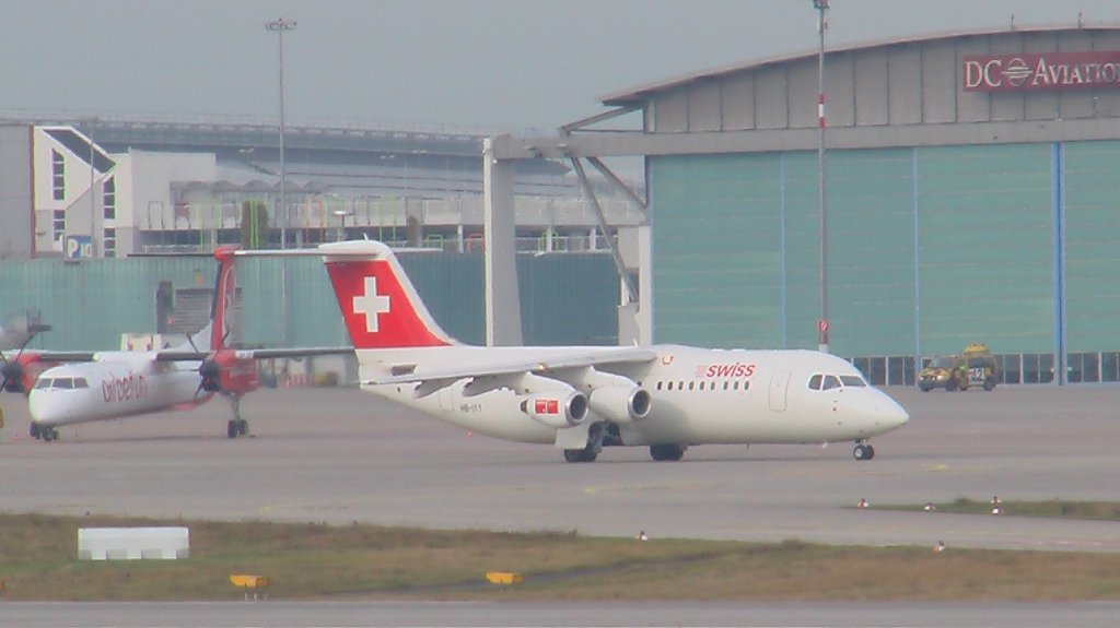 Ein Avro RJ100 von SWISS International Air Lines beim Taxiing in Stuttgart