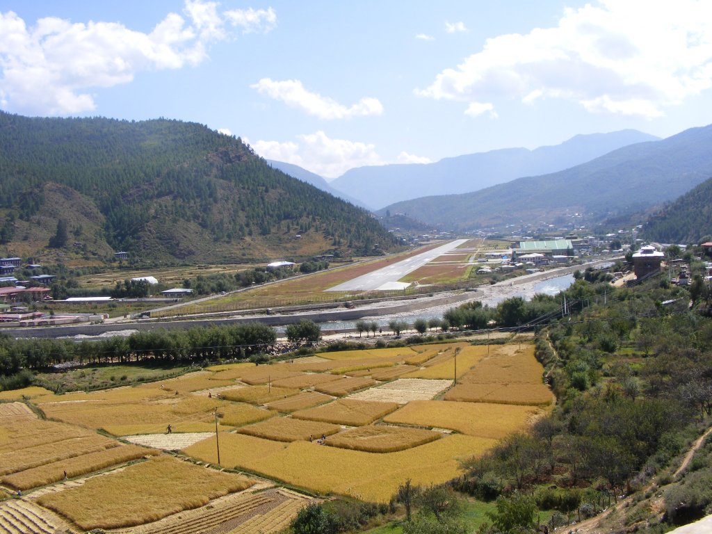 Ein Blick auf die Piste 15 des Airports Paro in Bhutan am 22.10.2012