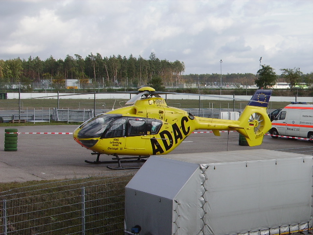 Ein EC 135 des ADAC beim DTM auf den Hockenheimring am 25.10.09