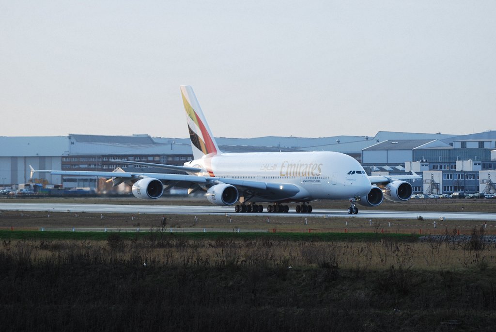 Ein Emirates Airbus A380 auf der Runway von Airbus Hamburg Finkenwerder am 07.12.09