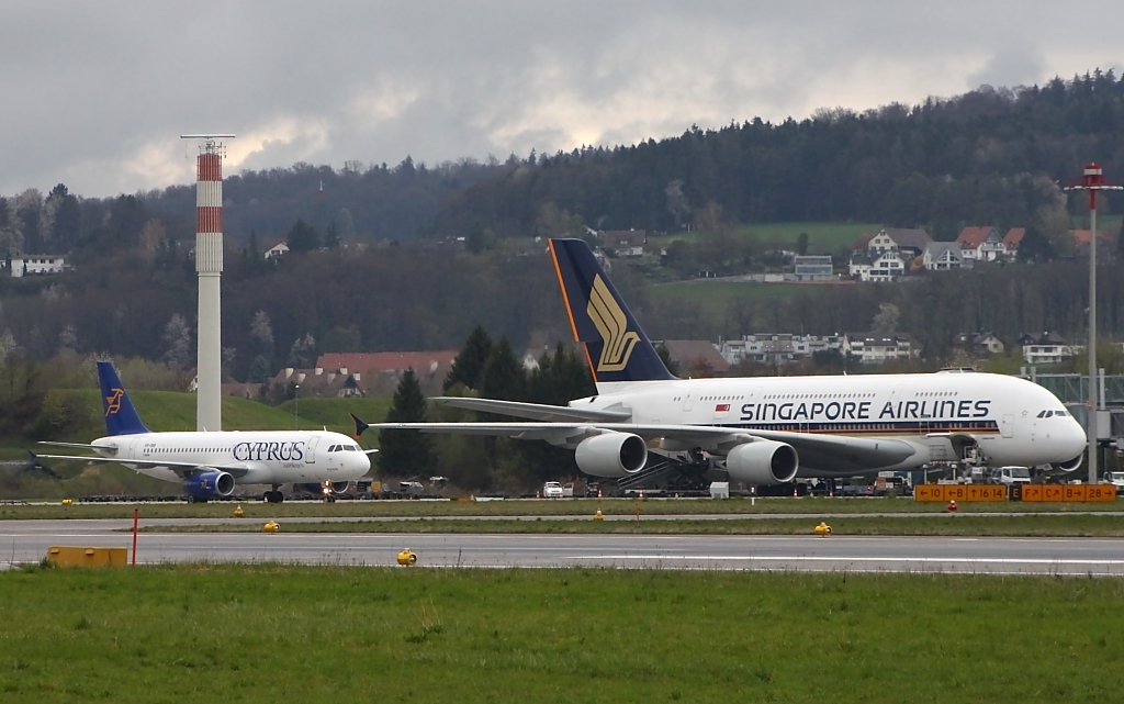 Ein Grenvergleich zwischen einem Airbus A380 und einem A320, aufgenommen am 04.04.2012 in Zrich