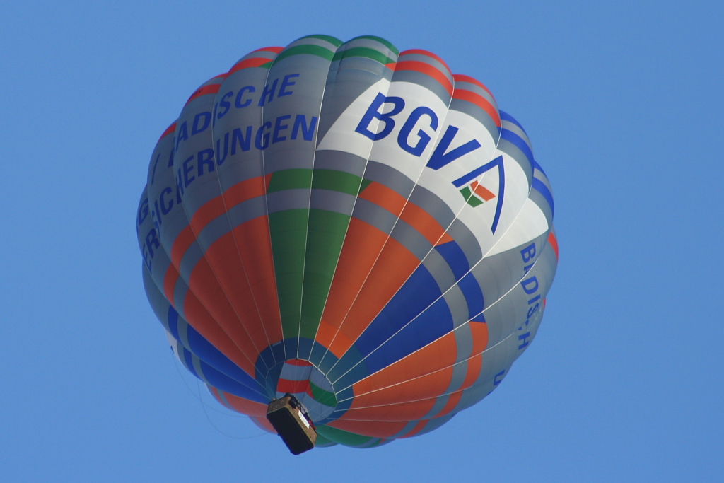 Ein Heiluftballon mit Werbung fr die BGV (Badisch Gut Versichert) fliegt ber Karlsruhe (28.08.10)