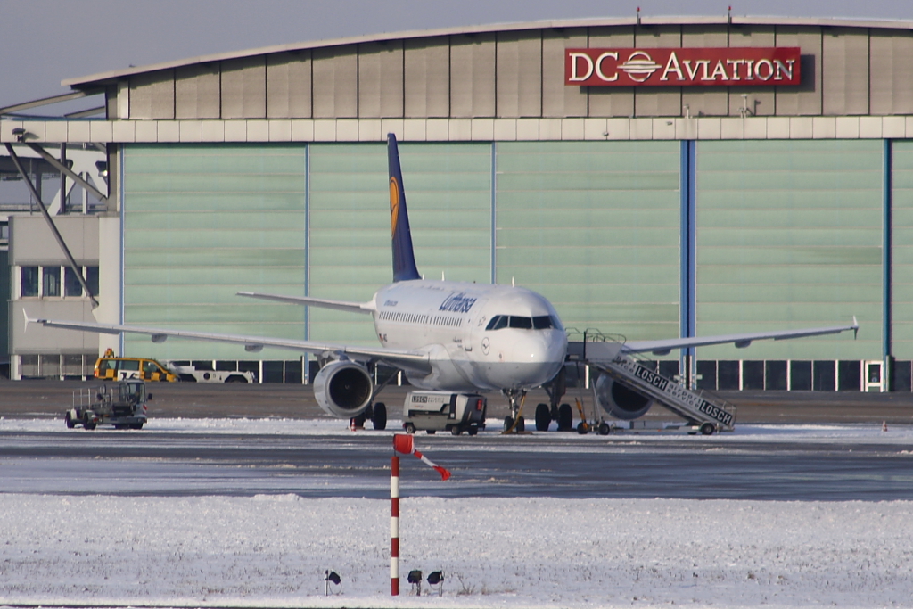 Ein Lufthansa-Airbus A319-100 vor dem Hangar von  DC Aviation  in Stuttgart am 18.12.10