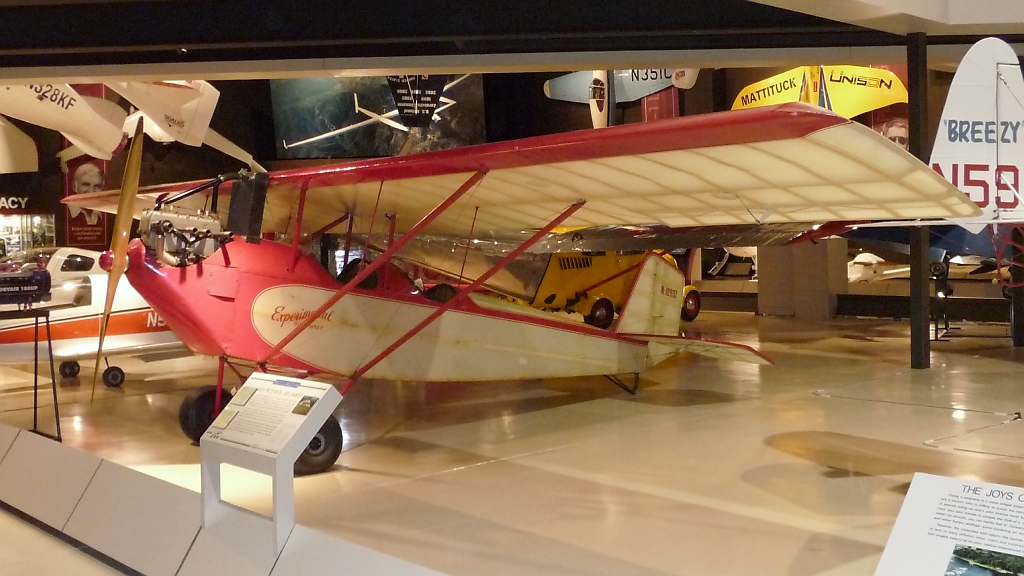 Ein Pietenpol Air Camper von 1933 im EAA Museum Oshkosh, WI (3.12.10). Bernard Pietenpol realisierte 1929 seinen Traum, ein bezahlbares und einfach nachzubauendes Flugzeug aus einfachsten Materialien unter Verwendung eines PKW-Motors zu bauen. Dieser Air Camper, N12937, fliegt mit einem Motor aus einem Fort Model A. Es war auch das erste Flugzeug, dass eine getrennte Aufhngung der Bugrder ohne Achse hatte.