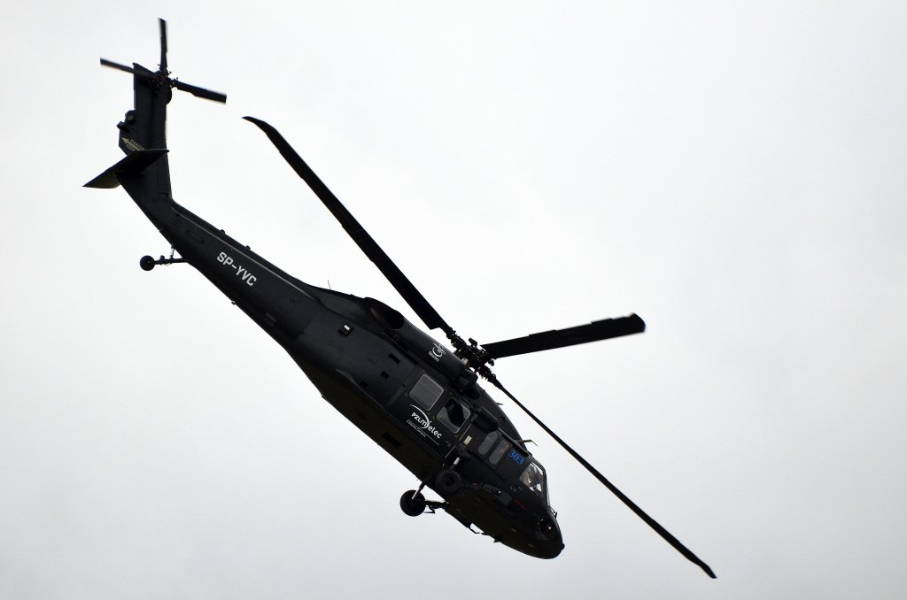 Ein Sikorsky S-70 Black Hawk zeigt ihr knnen auf der ILA am 15.09.12