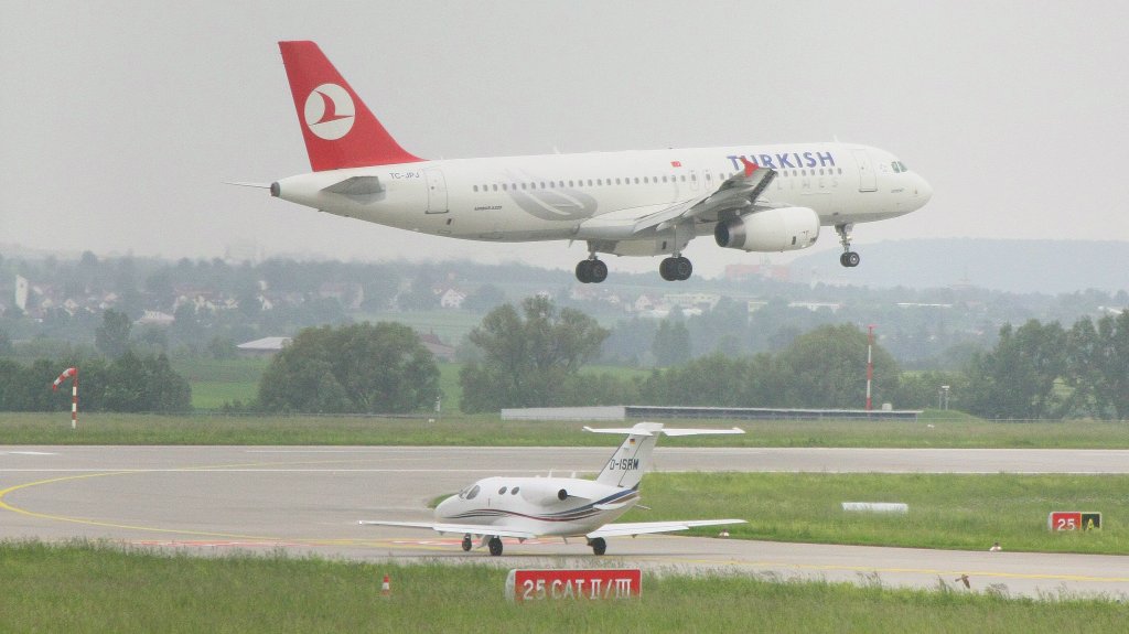 Ein Turkish Airlines-Airbus A320-200 landet in Stuttgart
Datum: 2. Juni 2010