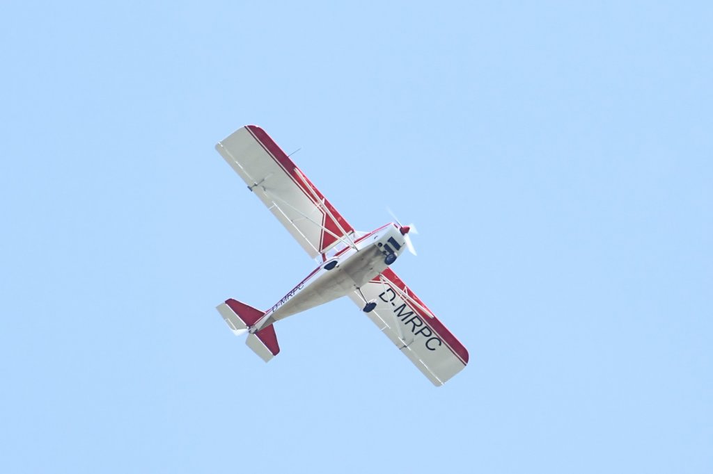 Ein Ultraleichtflugzeug ber Schwammberg Richtung Heiningen am 18.5.2013.