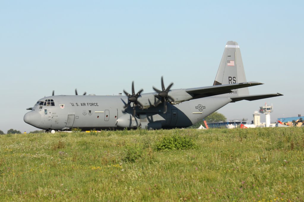Ein weiteres Highlight der Air Magdeburg war der Besuch einer C-130J Hercules der U.S. Air Force aus Ramstein. Hier rollt das Flugzeug gerade zur Startbahn. Fotografiert am 06.09.2010. 