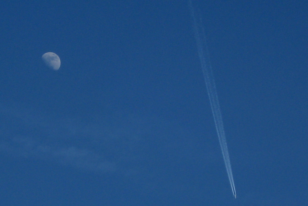 Ein zweistrahliges Flugzeug einer unbekannten Airline fliegt  nahe am Mond vorbei  (23.04.10)