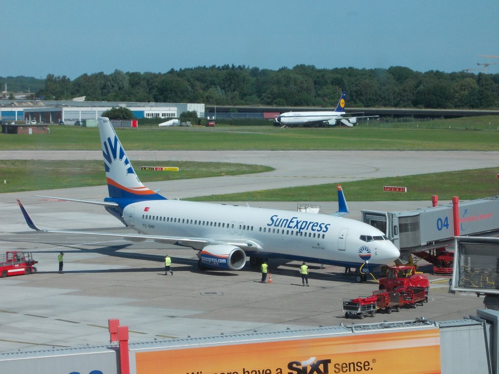 Eine von 7 Boeing 737-800 der SunExpress Deutschland am Hamburg Airport - 7.7.2013