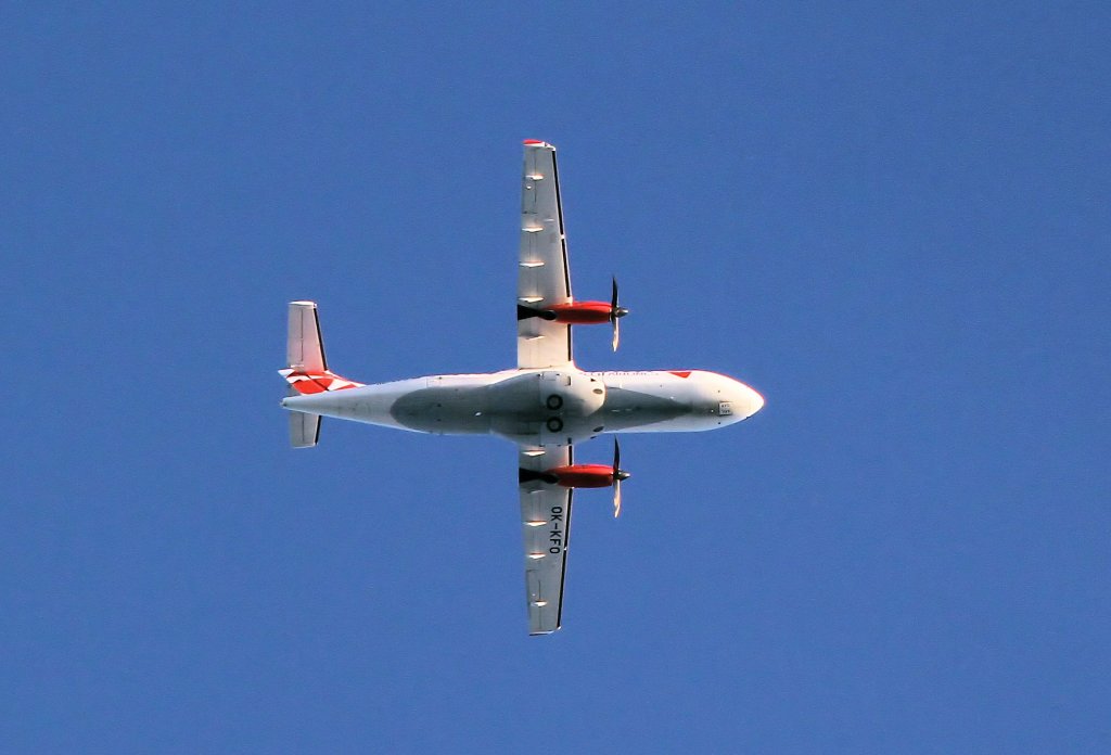 Eine Aerospatiale ATR-42-500 ber Murrhardt-Kchersberg am 1.10.2011.