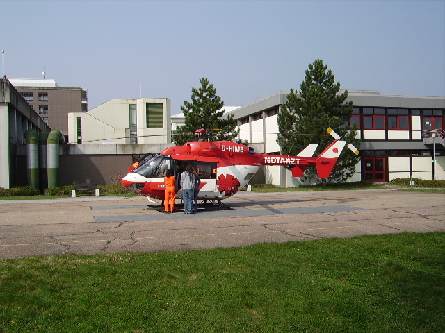 Eine BK 117 des DRF in Karlsbad Langensteinbach beim SRH Klinikum am 03.04.09