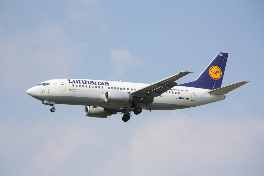 Eine Boeing 737-300 der Lufthansa (D-ABEC) im Landeanflug auf Dresden. Fotografiert am 07.04.2011. 