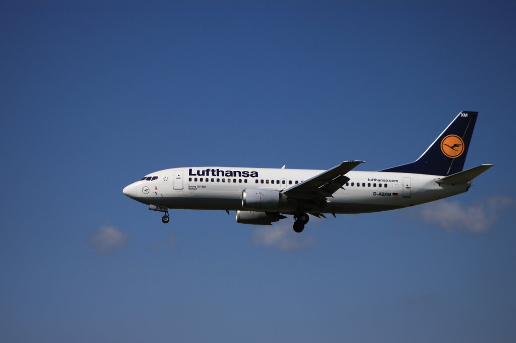 Eine Boeing 737-300 von Lufthansa erreicht am 16.06.2011 Zrich. Aufgenommen am 16.06.2011. Die Luthansa wird in Krze auf Landebahn 14 Landen.