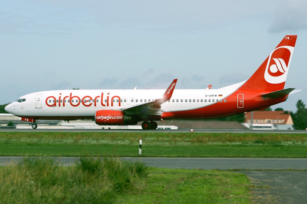 Eine Boeing 737-800 von Air Berlin mit  operated by TUIfly -Schriftzug mit der Registrierung D-AHFW bei der Landung in Berlin-Tegel am 19. August 2010