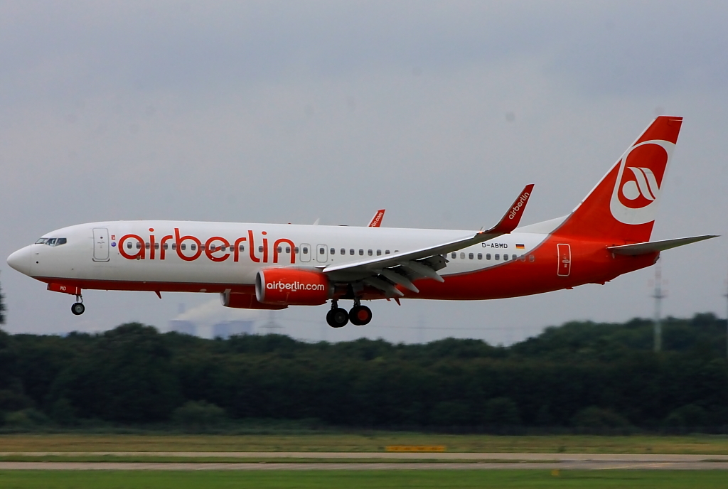 eine Boeing 737-800 von Air Berlin beim Landeanflug auf den Flughafen Dsseldorf, 26.08.2012. Reg.: D-ABMD
