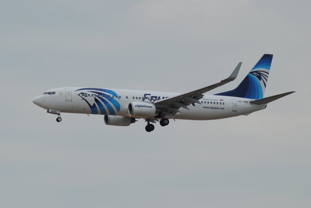 Eine Boeing 737-800 der EgyptAir mit der Kennung SU-GEB im Anflug auf den Flughafen Frankfurt am Main(EDDF).
Aufgenommen am 25.07.2013