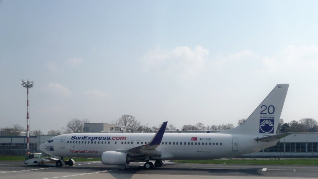 Eine Boeing 737-800 der trkischen Fluggesellschaft SunExpress