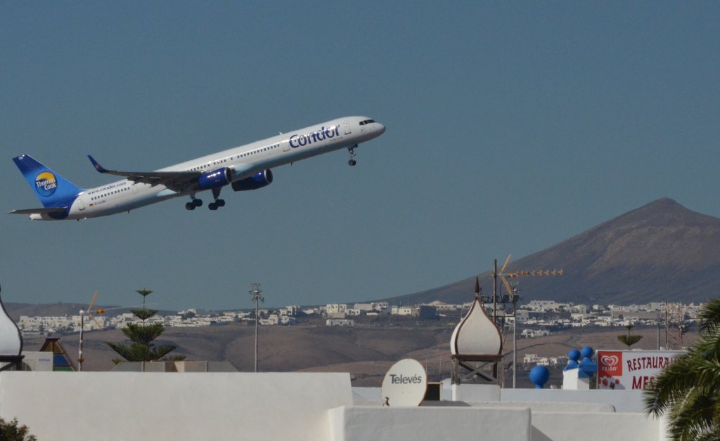 Eine Boeing 757-300 Thomas Cook - Condor gerade von Lanzarote gestartet, am 20.12.2012 beobachtet.