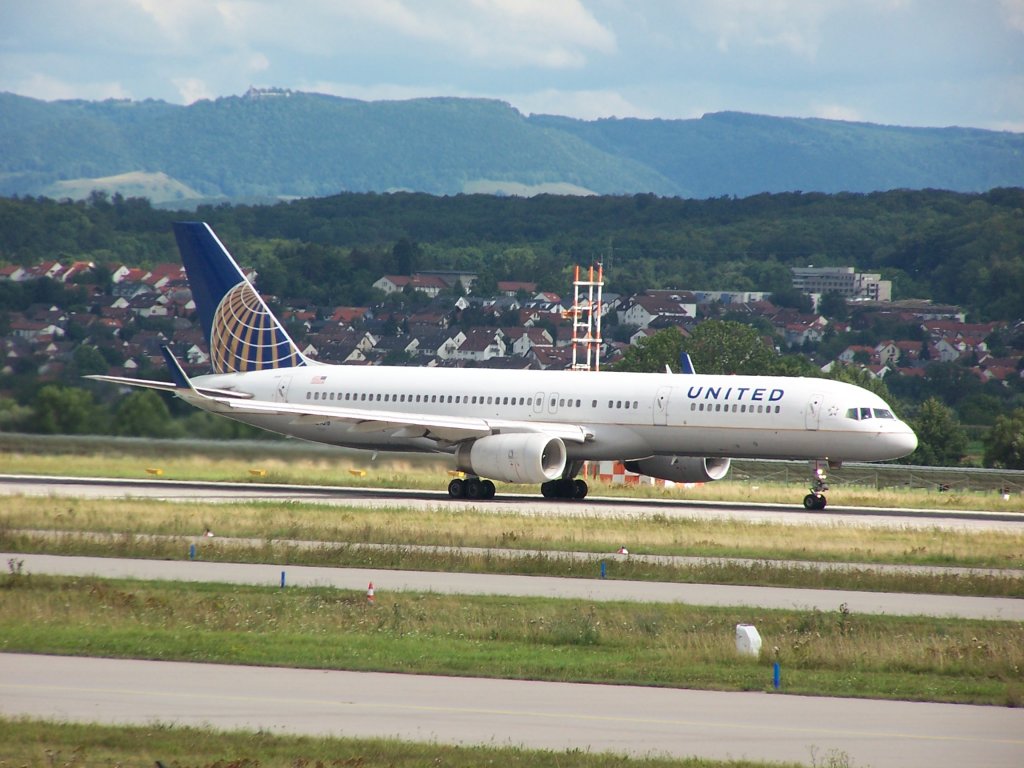 Eine Boeing 757 der United Airlines beim Start am Flughafen
Stuttgart (STR)
Aufgenommen am 07.August 2012