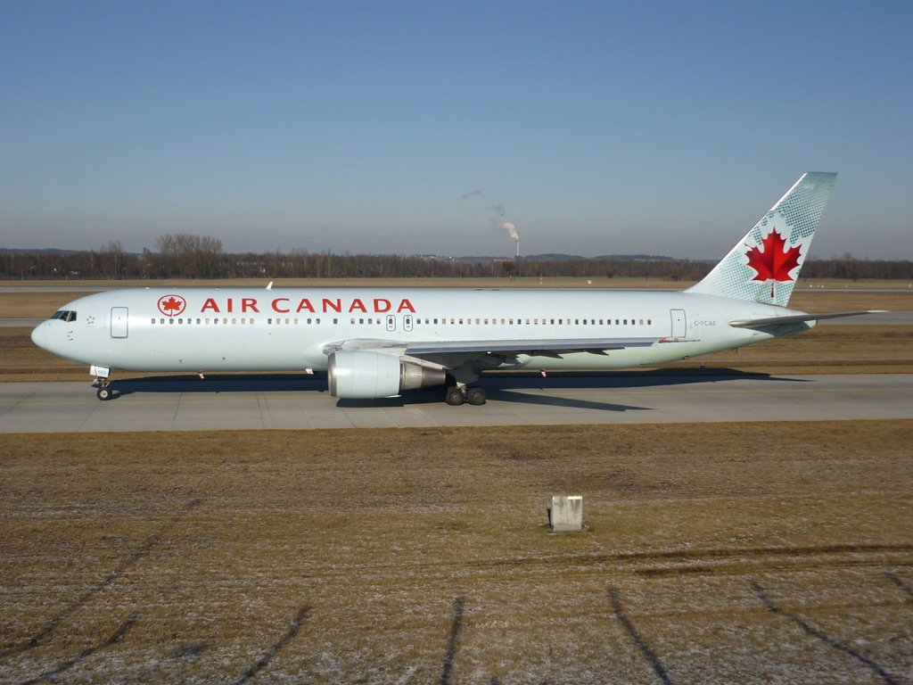 Eine Boeing 767, der Air Canada, mit Registration C-FCAE, am Flughafen
Mnchen.