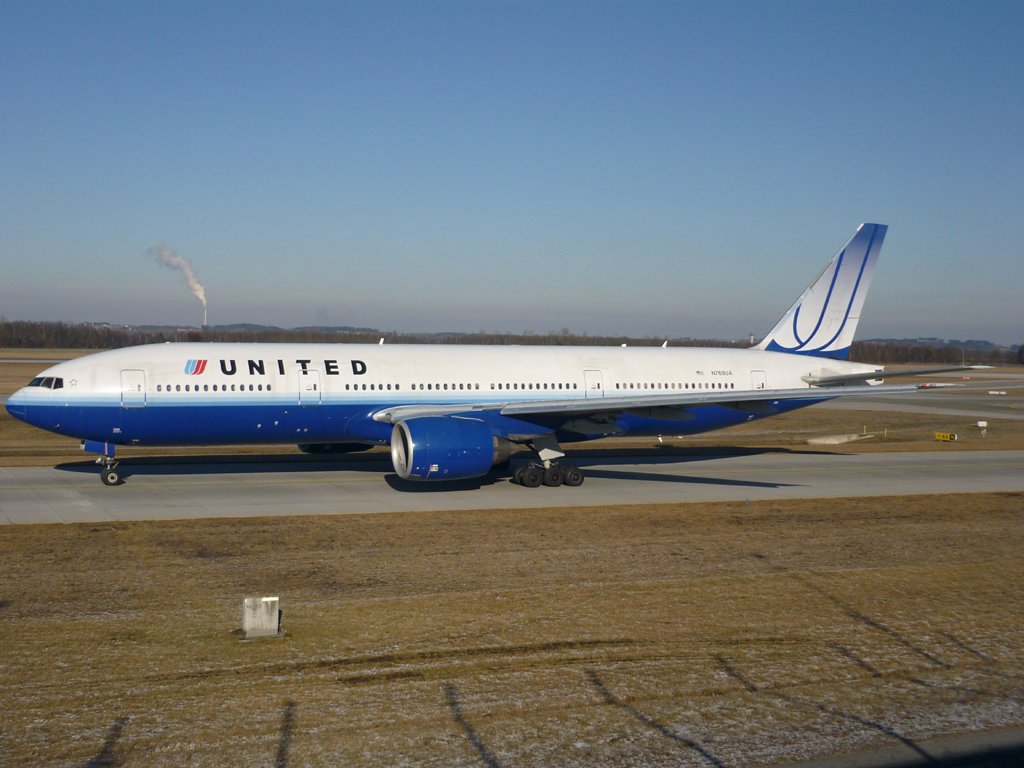 Eine Boeing 777, der United Airlines, mit Registration N769UA am Flughafen Mnchen.