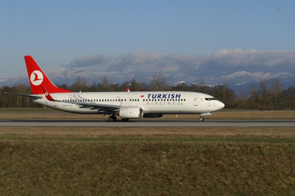 Eine Boeing B 737-8F2 der Turkish Airlines mit der Kennung TC-JGJ (Taufname Aydin) aufgenommen am 03.01.2010 auf dem Flughafen Basel-Mlhausen-Freiburg (BSL)
