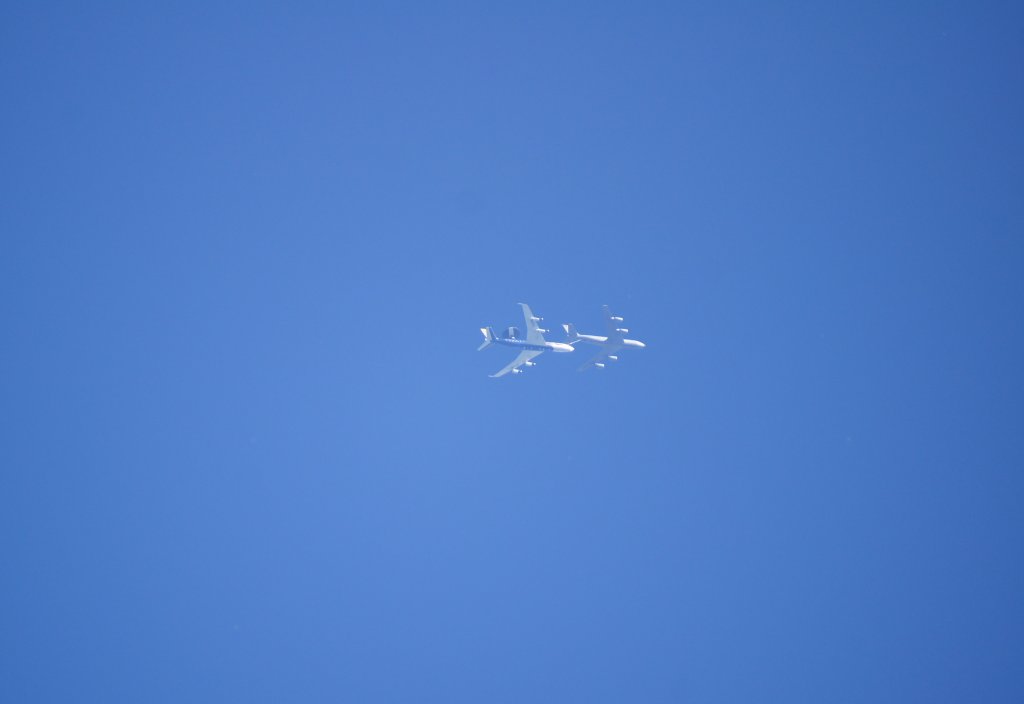 Eine Boeing E-3B Sentry NATO AWACS mit der Kennung LX-N90443 mit Sonderlackierung bei der Luftbetankung mit einem Tankflugzeug von Boeing KC-135 beim berflug von Altenbruch aufgenommen am 28.07.10