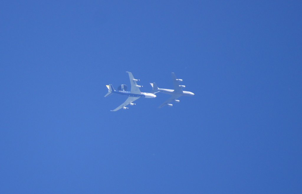 Eine Boeing E-3B Sentry NATO AWACS mit der Kennung LX-N90443 mit Sonderlackierung bei der Luftbetankung mit einem Tankflugzeug von Boeing KC-135 beim berflug von Altenbruch aufgenommen am 28.07.10