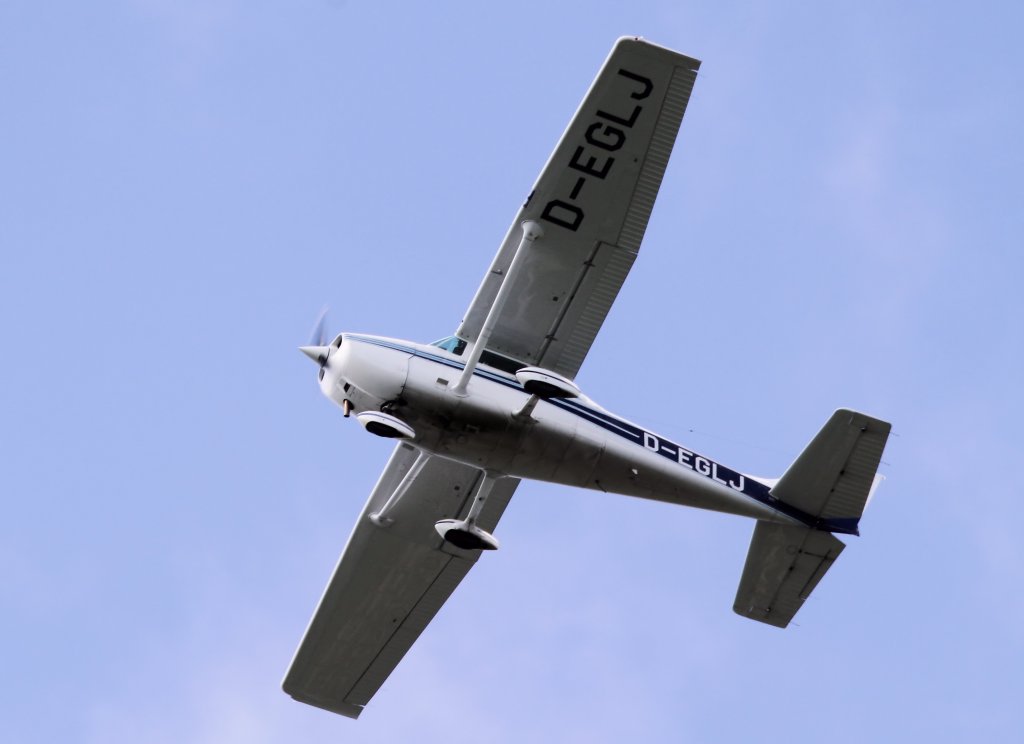 Eine Cessna 172P Skyhawk ber Murrhardt am 28.8.2011. 