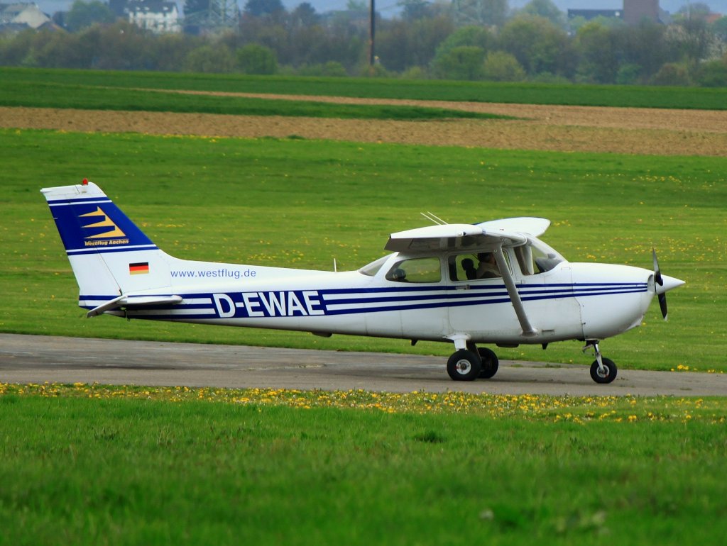 Eine Cessna 172R Skyhawk, D-EWAE von Westflug rollt am 28.04.2012 ber die Starbahn in Merzbrck bei Aachen.