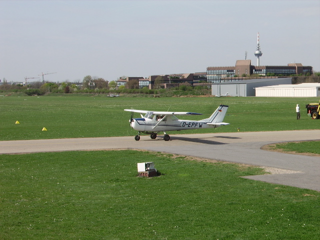 Eine Cessna 182 in Mannheim von einen Gehweh aus durch den Zaun fotografiert am 03.04.11