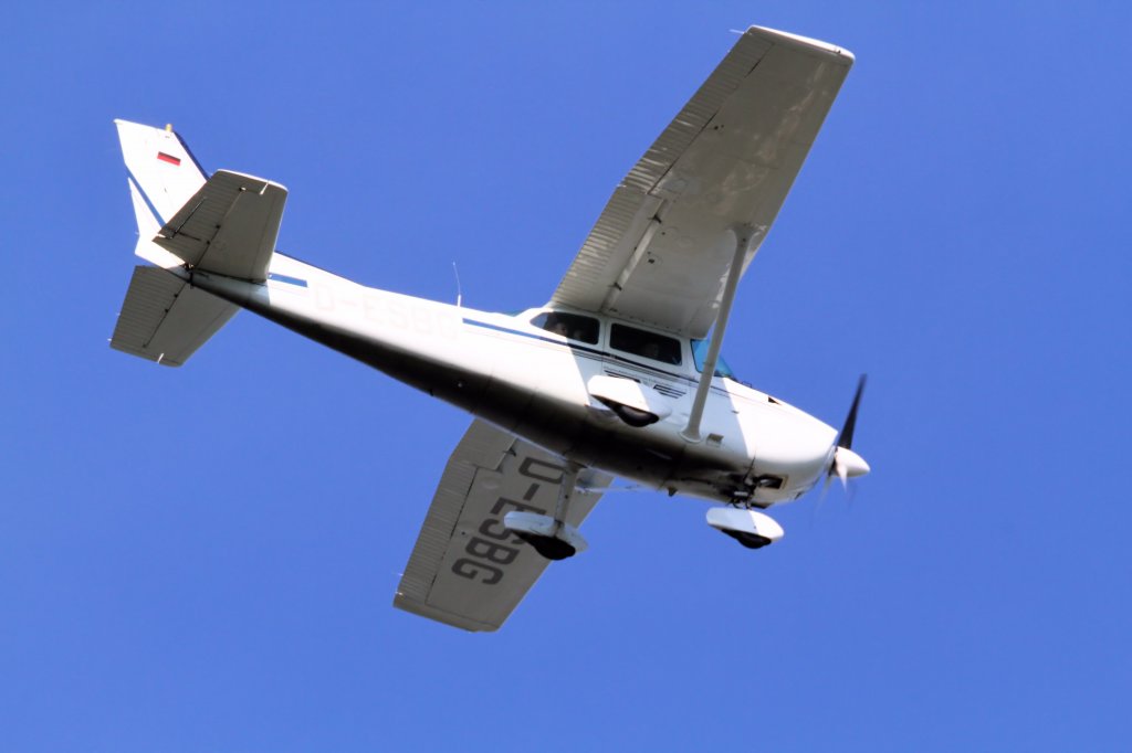 Eine Cessna F 172 P Skyhawk, ber Murrhardt-Kchersberg am 25.9.2011.
