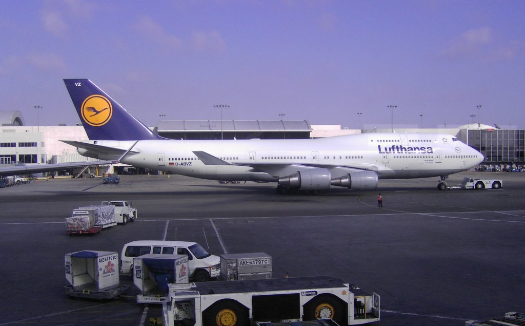 Eine D-ABVZ Boing 747-430 der Lufthansa Airlines in Los Angeles zum Start bereit.
Gesehen im Oktober 2007
