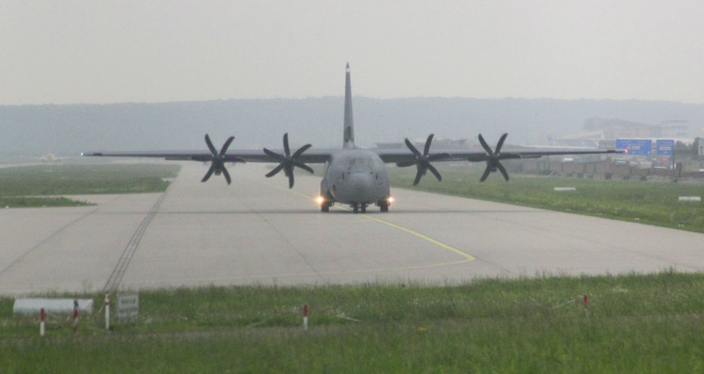 Eine Lockheed C-130 Hercules der US AIR FORCE ist am 2. Juni 2010 am Ende des parallelen Rollbahnsystems/des Taxiways des Airport Stuttgart angelangt. Gleich wird sie auf der Startbahn zwei sechs starten.