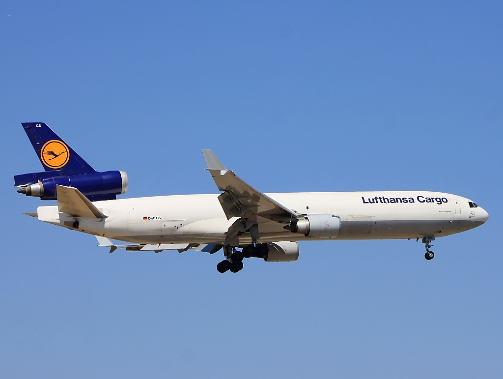 Eine MD11 der Lufthansa (cargo) im Anflug auf Frankfurt Main, aufgenommen am 15 August 2012