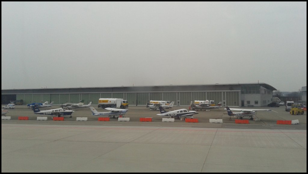 Eine Reihe von Privatflugzeugen in Stuttgart am 24.03.2013