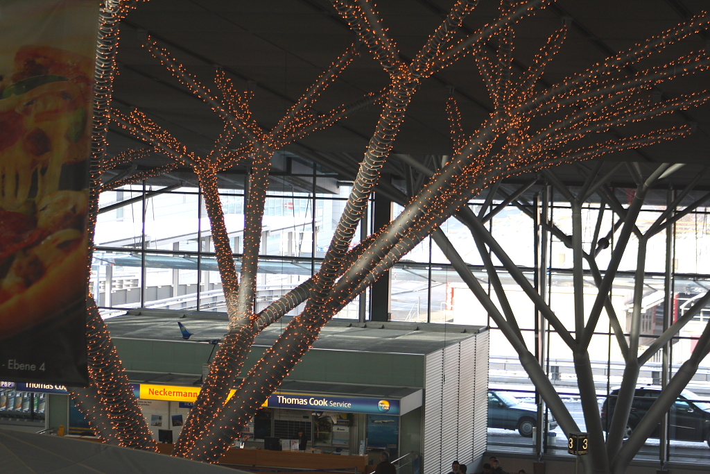 Eine der weihnachtlich geschmckten Baumkonstruktionen im Terminal 2 des Flughafen Stuttgart (28.11.10)