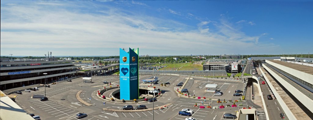 Einfahrtbereich vom Flughafen Kln mit Parkhusern und Terminals - 12.08.2012