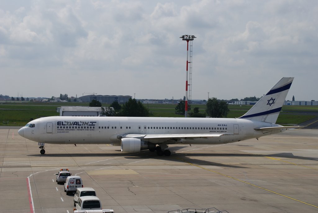EL AL Israel Airlines, Boeing 767-300ER, Kennung: 4X-EAJ steht bereit zum rollen zur Startbahn in Berlin-Schnefeld am 02.07.2009