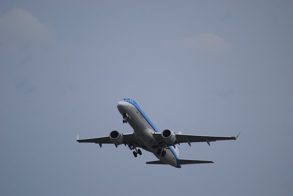 Embraer 190 der KLM-Cityhopper beim Start in Hamburg Fuhlsbttel am 13.08.10