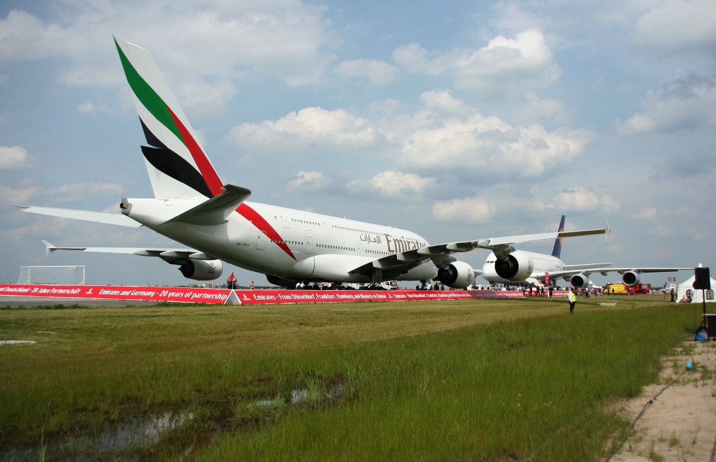 Emirates A 380-861 A6-EDJ und Lufthansa A 380-841 D-AIMA zusammen auf der ILA 2010 in Berlin-Schnefeld am 08.06.2010. Sowas sieht man auch nicht alle Tage.