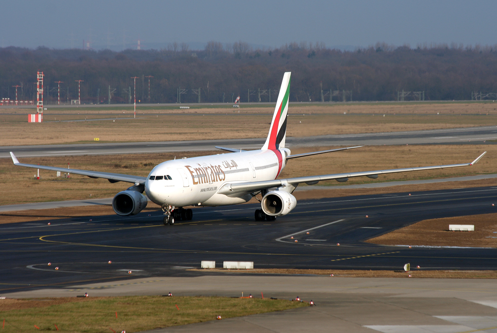 Emirates A330-200 A6-EKW rollt zum Gate in DUS / EDDL / Dsseldorf am 28.12.2008