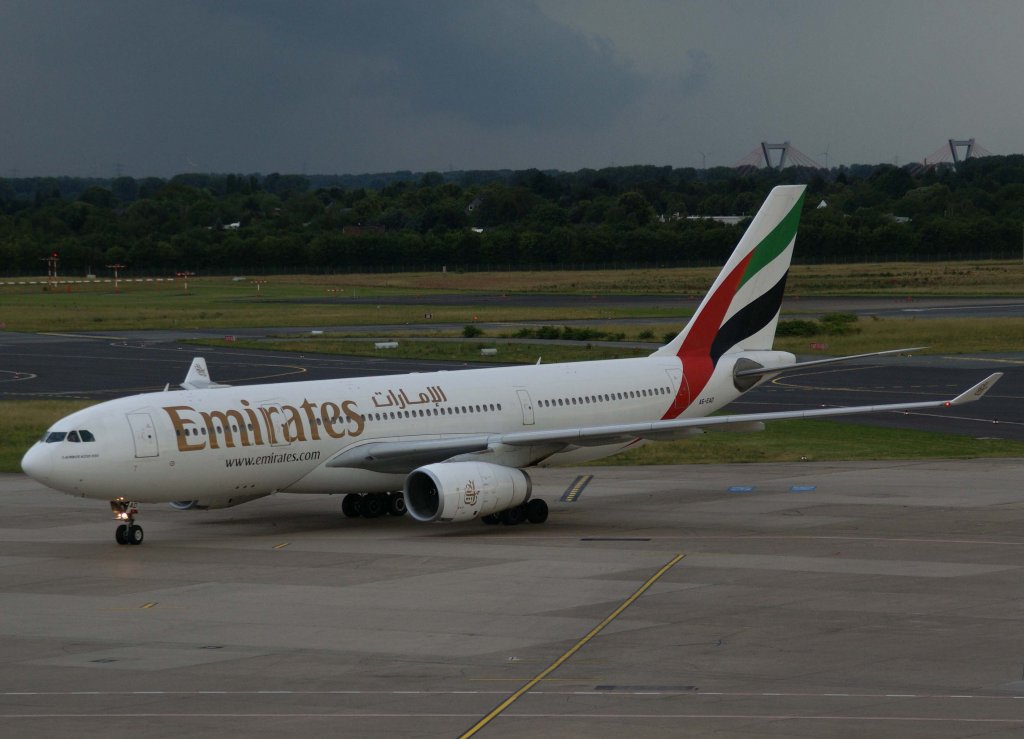 Emirates, A6-EAD, Airbus A 330-200 (kurz bevor schweres Gewitter aufzieht), 10.06.2011, DUS-EDDL, Dsseldorf, Germany 


