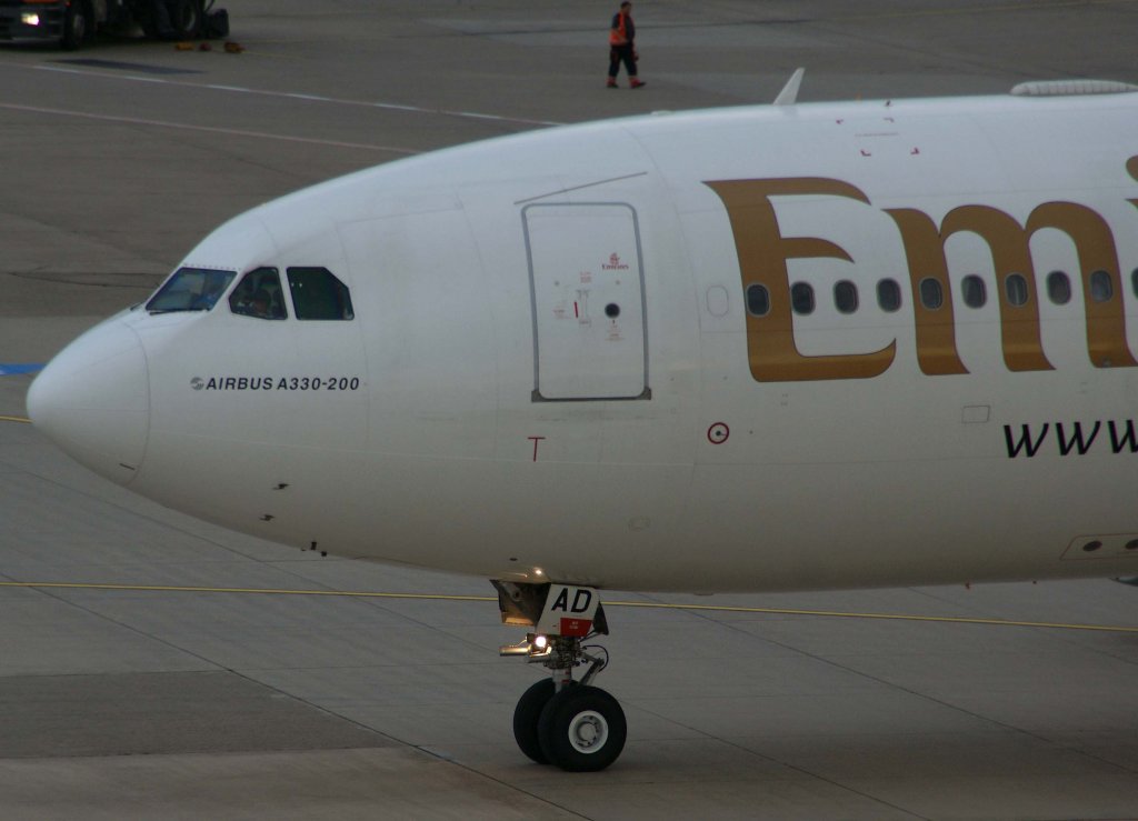 Emirates, A6-EAD, Airbus A 330-200 (Nase/Nose), 10.06.2011, DUS-EDDL, Dsseldorf, Germany 

