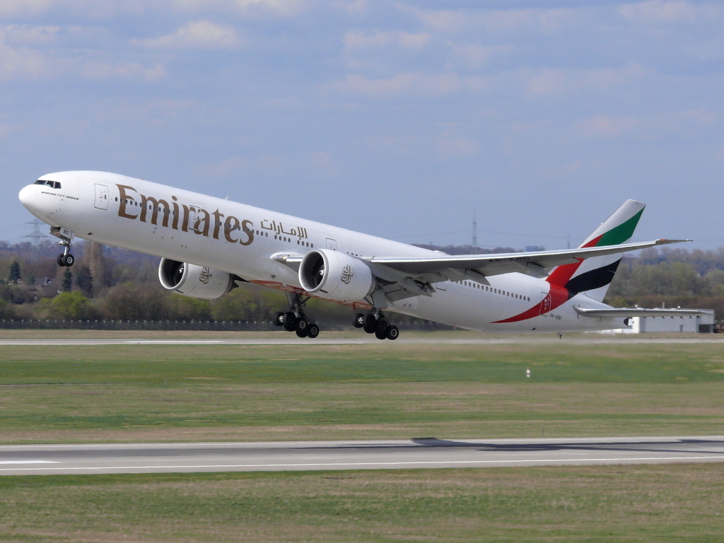Emirates; A6-EBO; Boeing 777-300. Flughafen Dsseldorf. 02.04.2010.