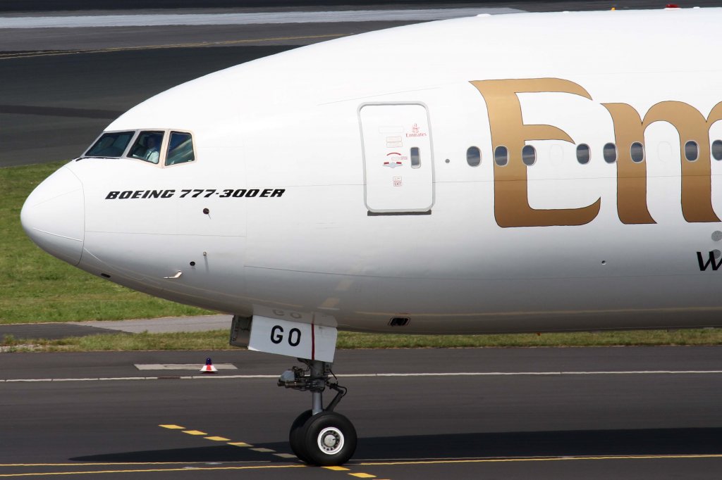Emirates, A6-EGO, Boeing, 777-300 ER (Bug/Nose ~ 1000th-777 Sticker), 11.08.2012, DUS-EDDL, Dsseldorf, Germany 

