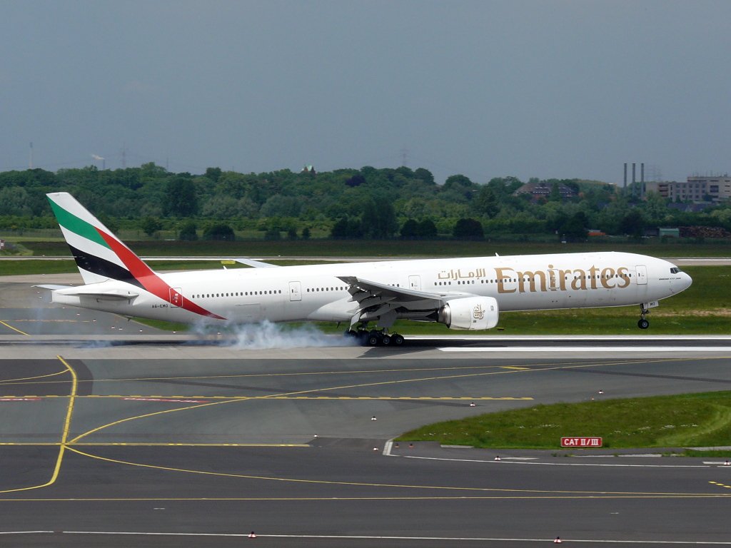 Emirates; A6-EMO; Boeing 777-31H. Flughafen Dsseldorf. 02.06.2010.