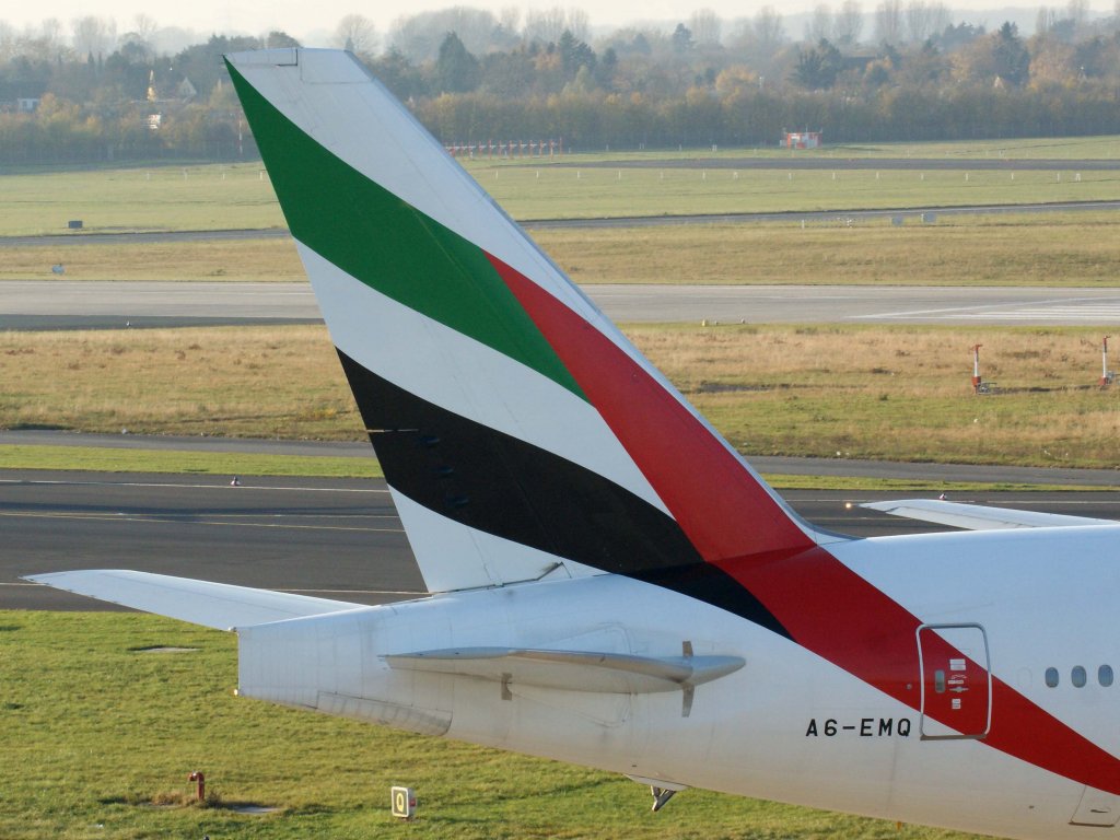 Emirates, A6-EMQ, Boeing 777-300 (Seitenleitwerk/Tail), 13.11.2011, DUS-EDDL, Dsseldorf, Germany 
