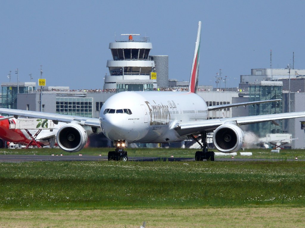 Emirates; A6-EMQ; Boeing 777-31H. Flughafen Dsseldorf. 03.06.2010.